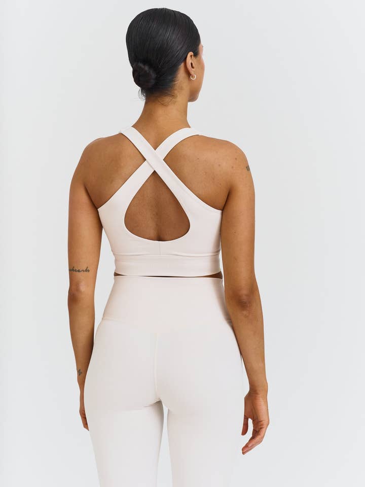 Sisterly Tribe - Wholesale Sportbeha - Dames - Softsculpt V-hals Kruisrug Beha - Marshmallow