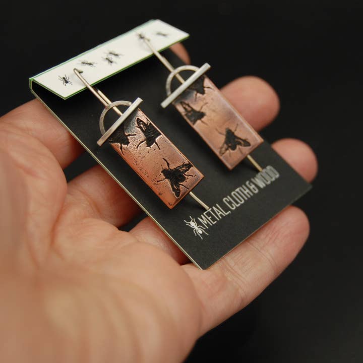 Boucles d'oreilles en forme de mouche faites main en cuivre et argent sterling pour la vente par Metal Cloth & Wood