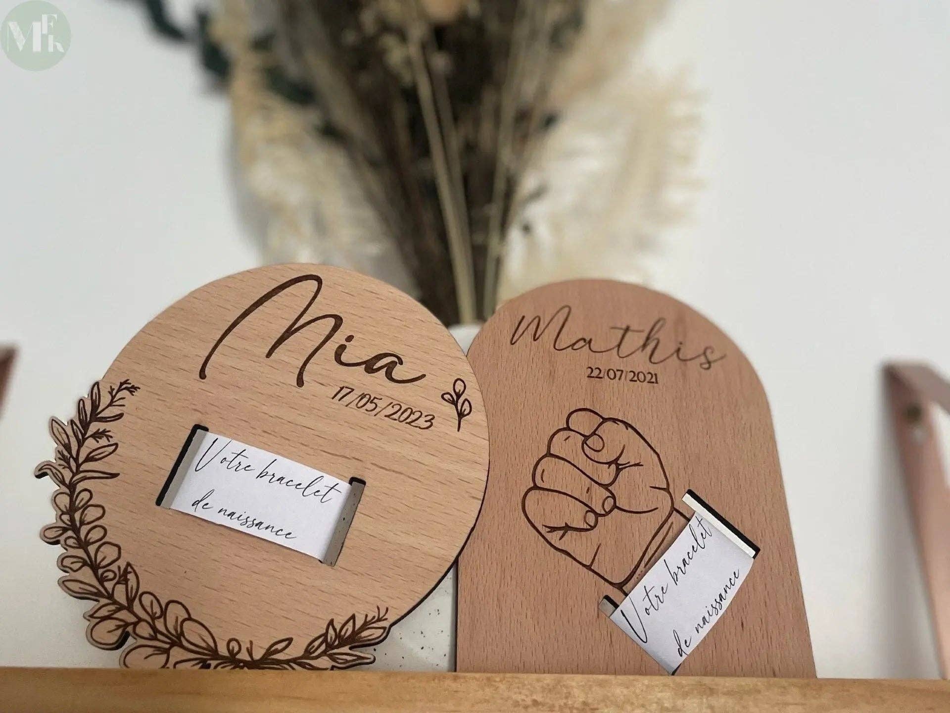 ATELIER MFK - Wholesale Baby Announcement Card - Engraved wooden birth bracelet holder0