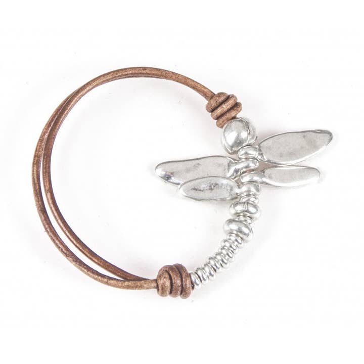 Bracciale con cordoncino in pelle e libellula argentata per la vendita all'ingrosso da parte di 40 Grados a la Sombra