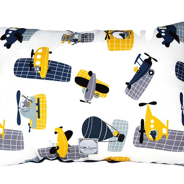 Oreiller Voyage en bleu pour la vente par LITTLELUXURIES FOR KIDS