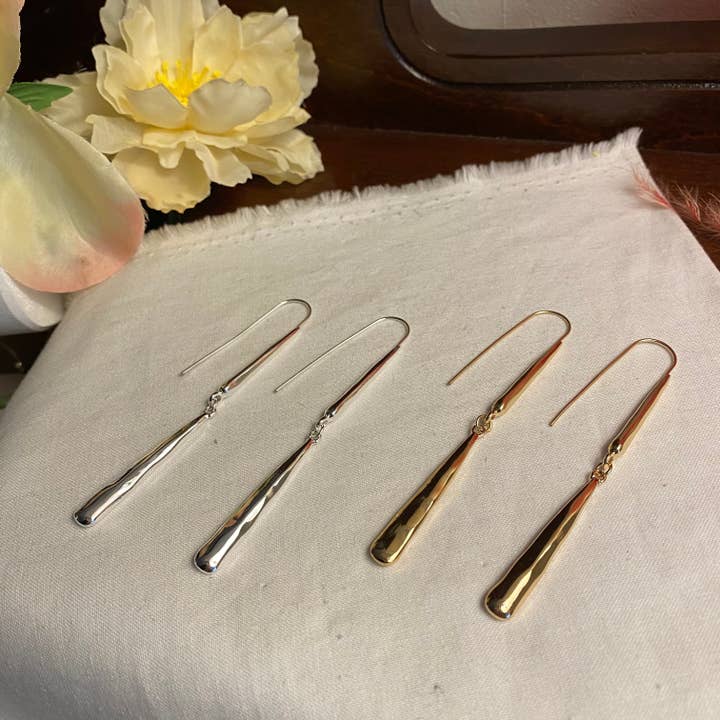 Pendants d'oreilles barre martelée pour la vente par MARMELO