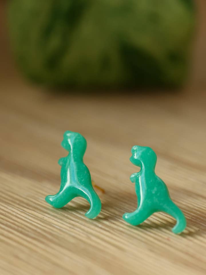 Borchie Dino per la vendita all'ingrosso da parte di The Raw Creative