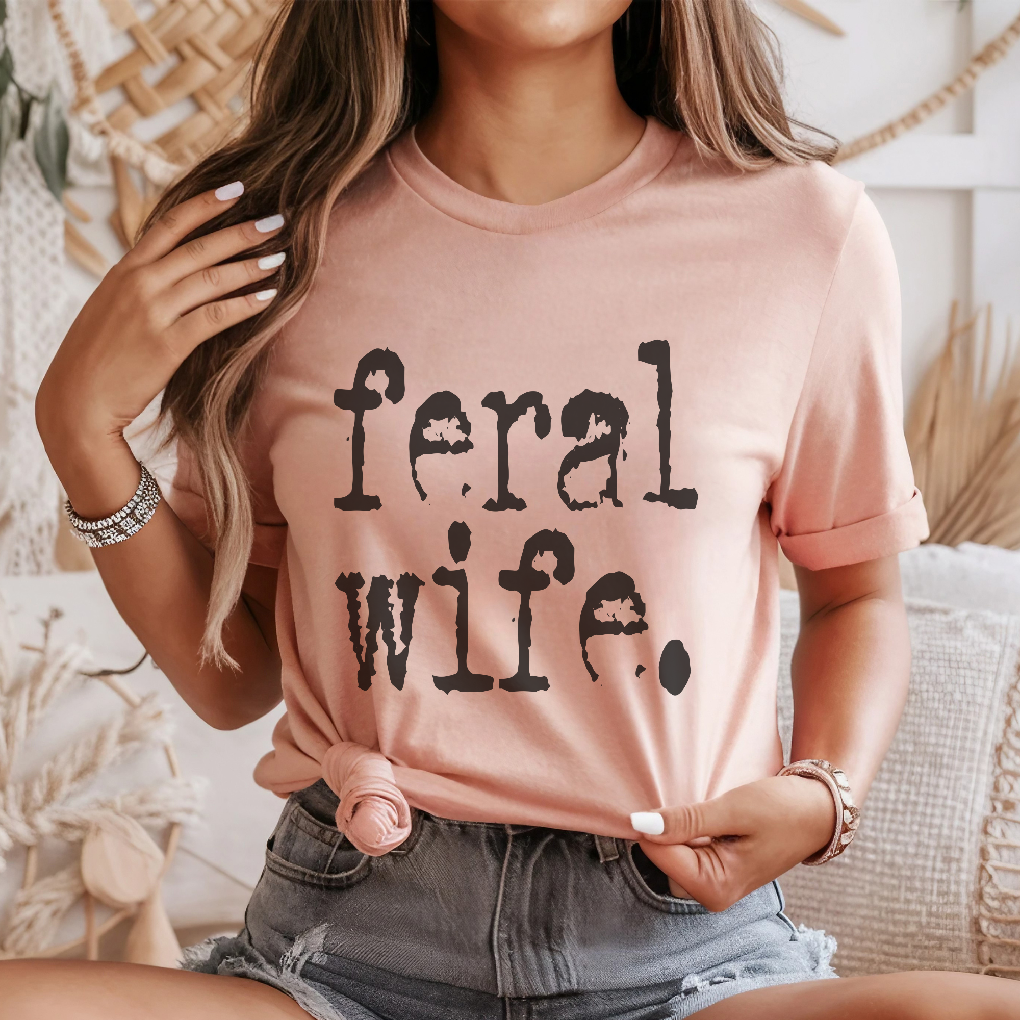 Trendznmore - Modern Graphic Apparel – wholesale T-shirt med logga - Dam – Feral Wife Distressed Typografi Rolig Grafisk T-shirt8