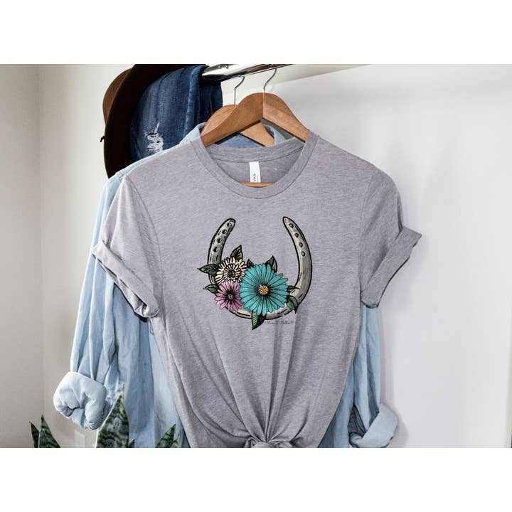 T-shirt imprimé Horseshoe Western pour la vente par Mane and Feather Western Designs and Boutique