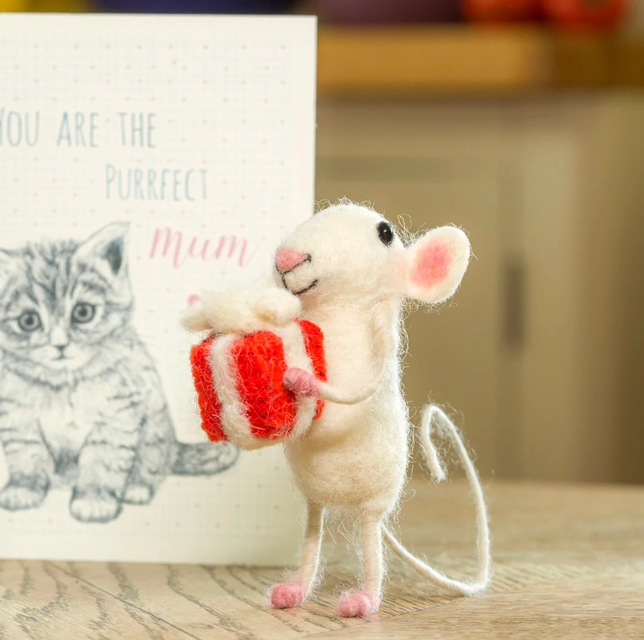 Sew Heart Felt – wholesale Christmas decoration – Mouse with Present1