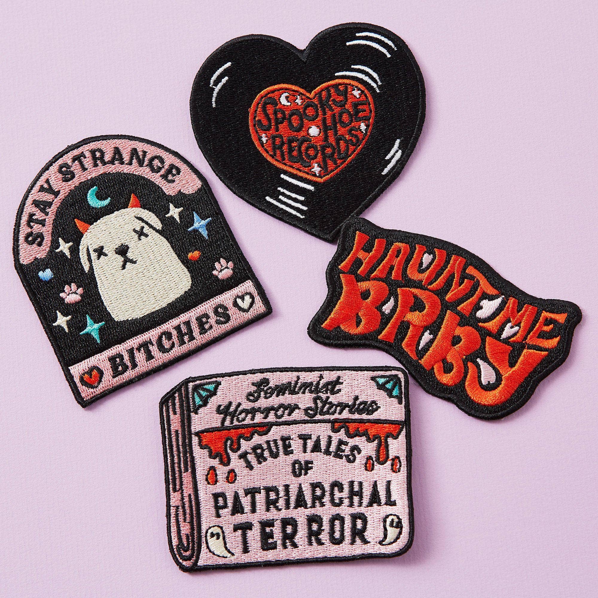 Punky Pins – Großhandel Aufnäher – Gestickter Aufnäher zum Aufbügeln „Stay Strange Bitches“1