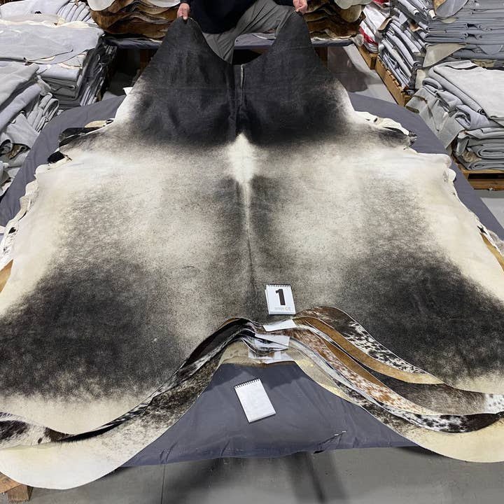 Cheveux sur Peau - GRIS pour la vente par Qaswara Leather