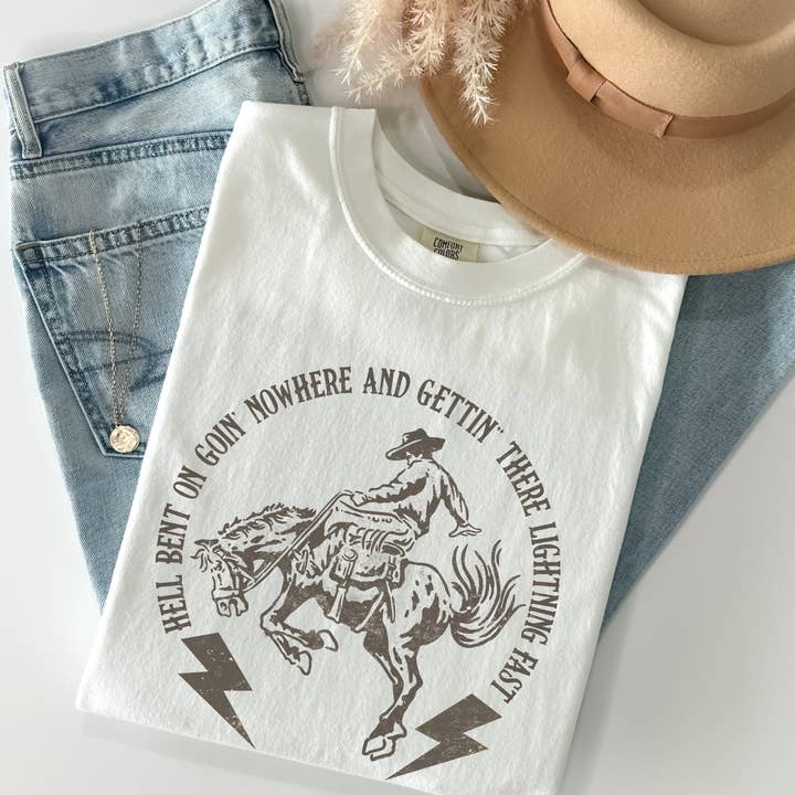 Hell Bent on Going Nowhere Lightning Fast T-shirt met grafische vormgeving voor wholesale door sky’s boutique