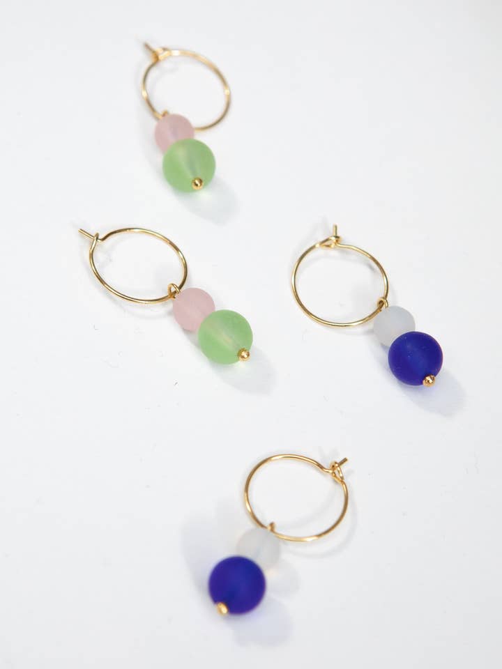 Mini orecchini a cerchio con perline di vetro placcati in oro per la vendita all'ingrosso da parte di ULTIME