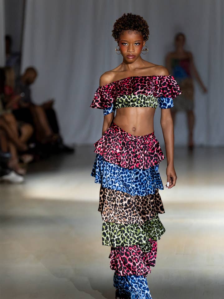 Completo con gonna a stampa ghepardo arricciata Ana per la vendita all'ingrosso da parte di Maui X Lolita