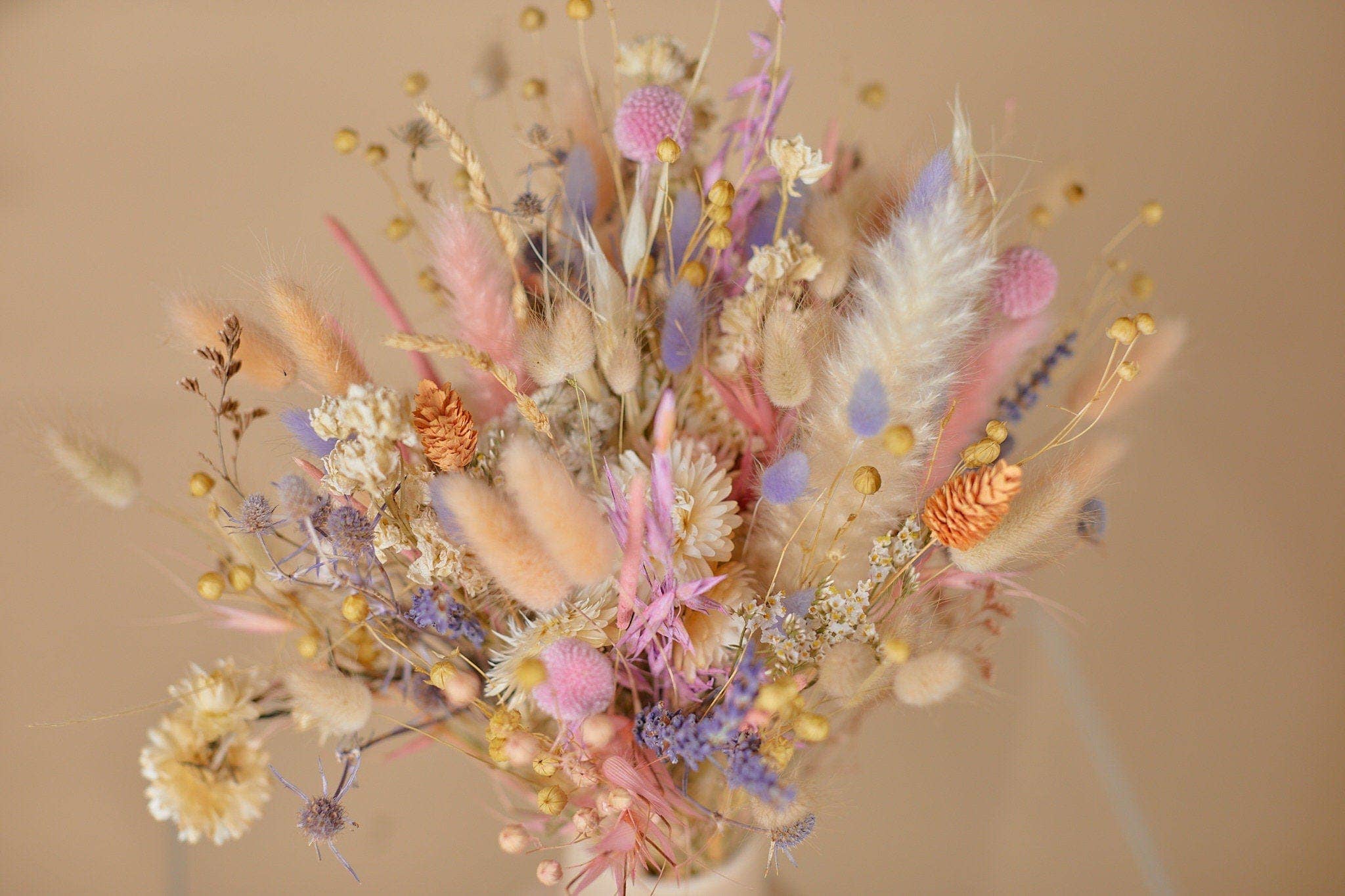 Hidden Botanics – Großhandel Getrocknete/gepresste Blumen – Bunter Brautstrauß mit getrockneten Blumen, Pastellrosa/Violett Nr. 19