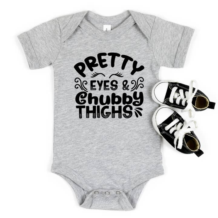 Mooie Ogen & Mollige Dijen Katoenen Rompertje Babycadeau voor wholesale door Mama and Littles Apparel