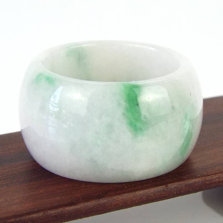 Bague large en jadéite naturelle blanche et verte pour la vente par Vintagecollection888