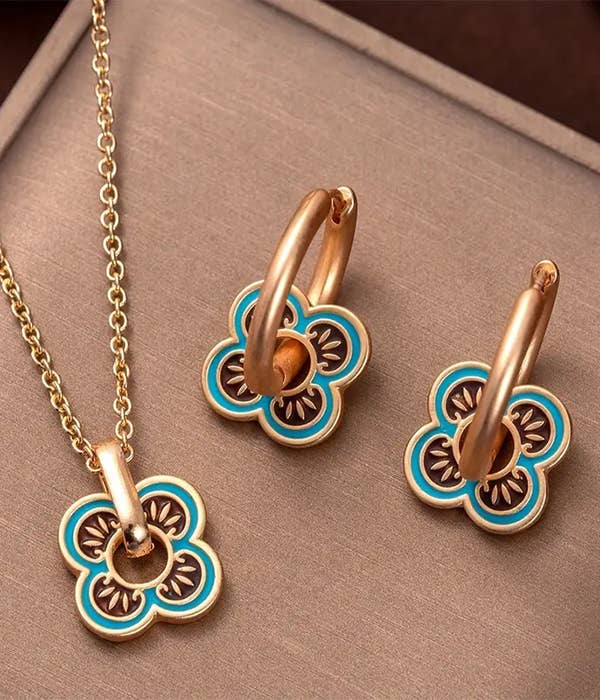 Jewelry Max – wholesale Pendant/charm necklace – ( R388 )  EPOXY CLOVER PENDANT NECKLACE AND EARRING SET0
