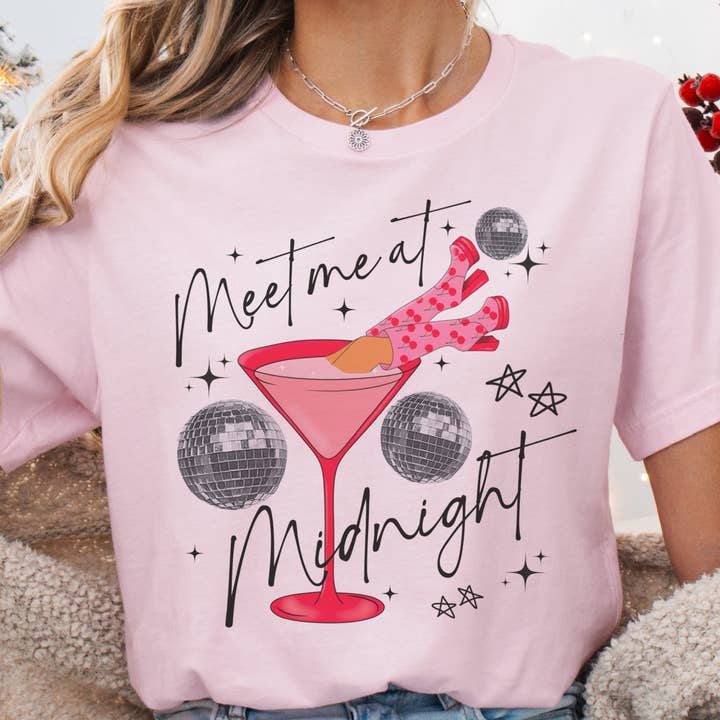 Incontrami a Mezzanotte Maglietta Grafica di Capodanno Country per la vendita all'ingrosso da parte di Par.tees by Party On!