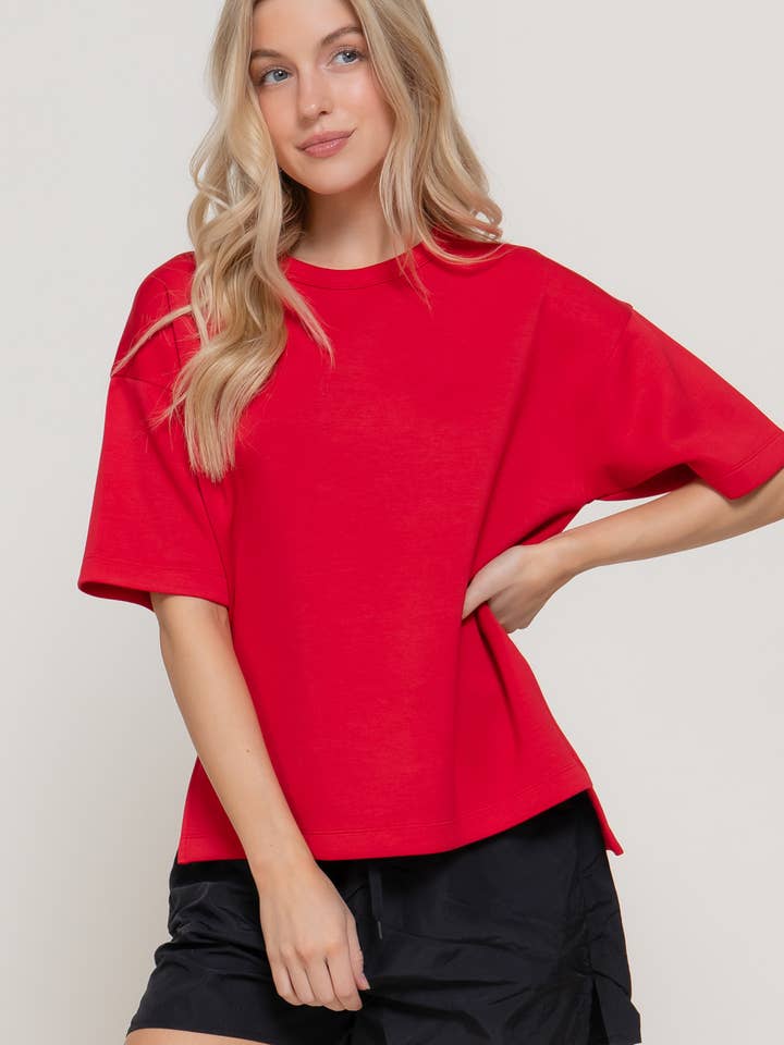 Haut en maille scuba douce en modal à manches courtes, col rond et coupe ample pour la vente par Active Basic | Active USA