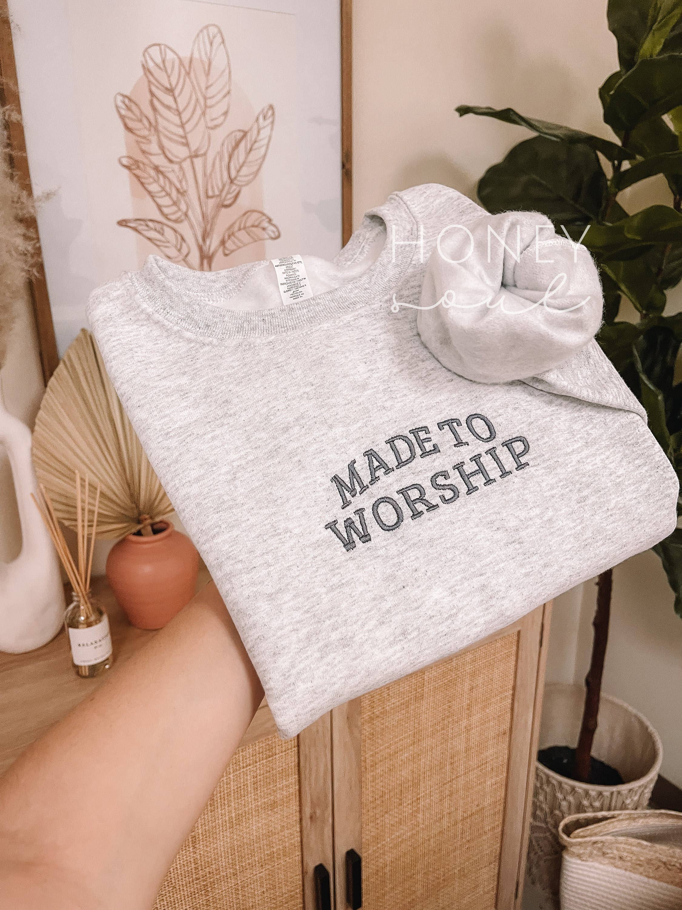 Honey Soul LLC – Großhandel Sweatshirt mit Grafikdruck – Unisex – Minimalistisches Made To Worship Sweatshirt mit Stickerei0
