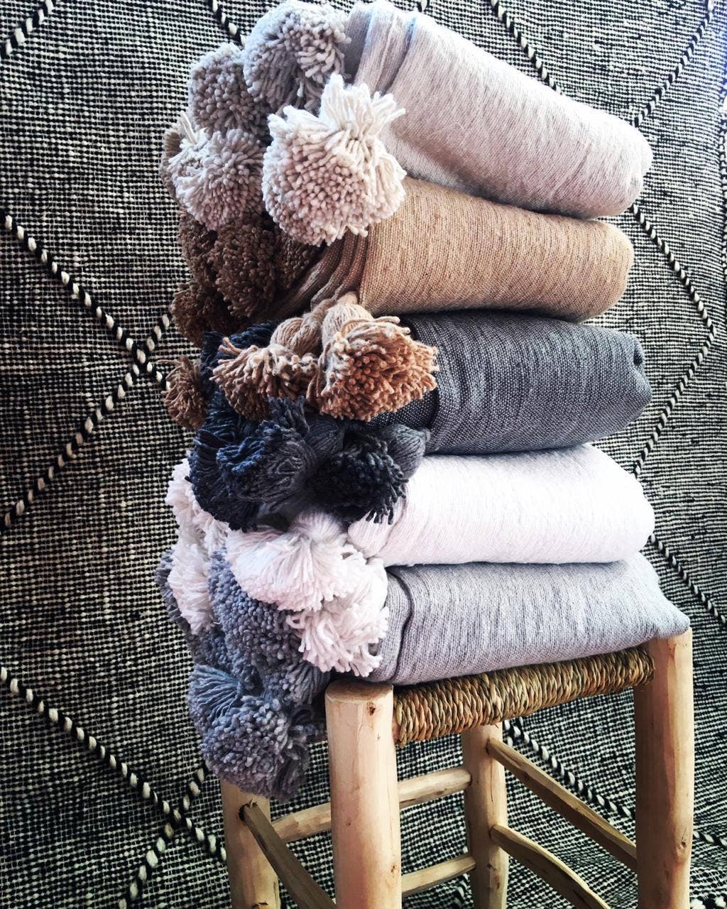 marrakeshop - Vente Plaids - Plaid marocain premium fait main avec pompons et franges16