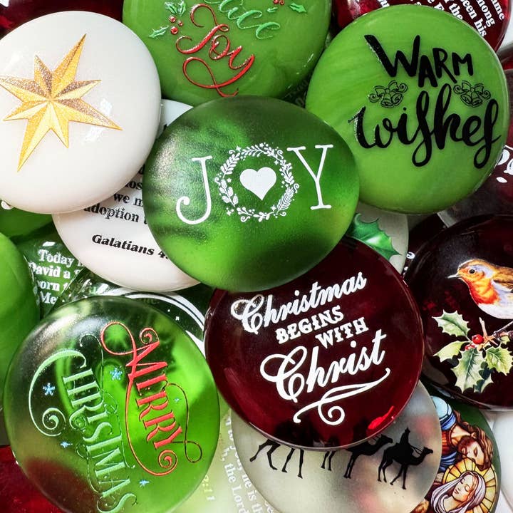 Assortiment de pierres en verre de Noël, 100 pièces pour la vente par Lifeforce Glass, Inc.