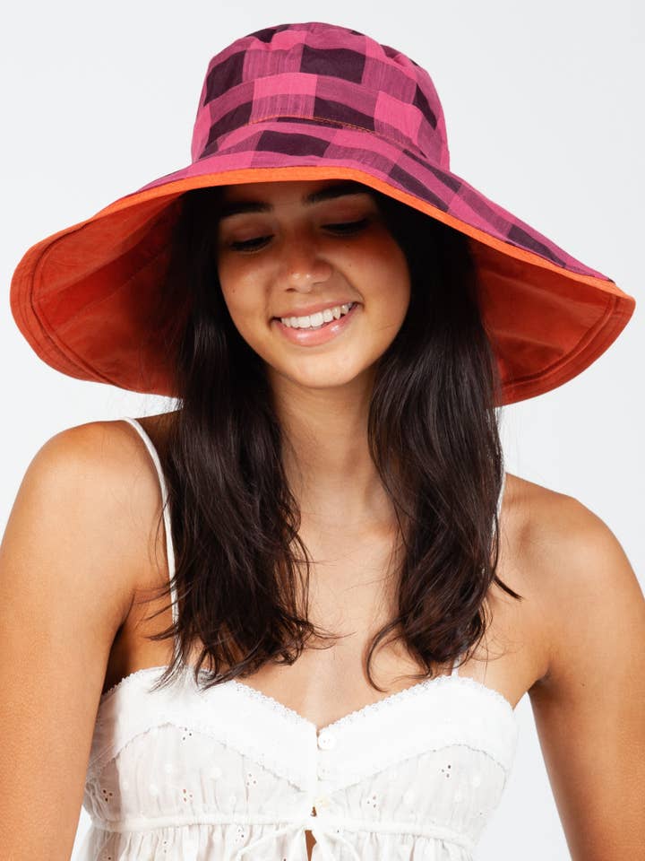 Overdimensioneret vendbar ternet solhat i hindbær for engroshandel hos Lucca Couture