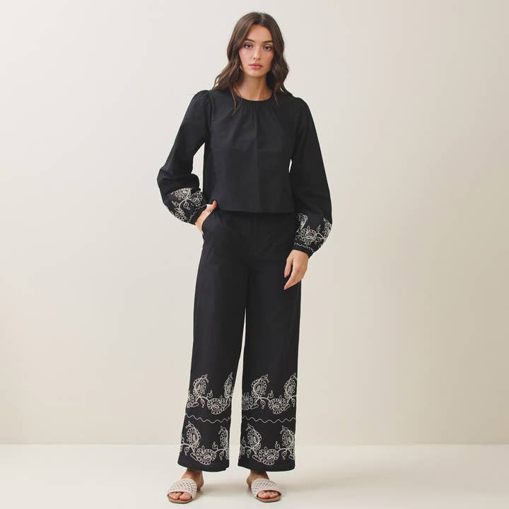 Broderet top- og bukssæt for engroshandel hos Able