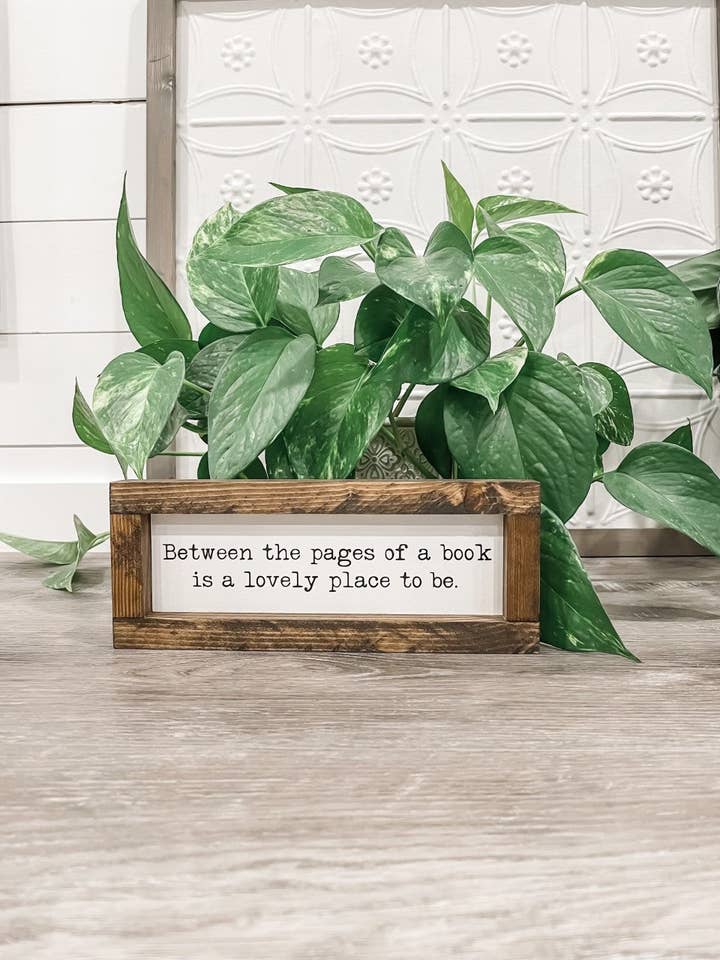 Entre les pages d'un livre pour la vente par Wooden Arrow Designs