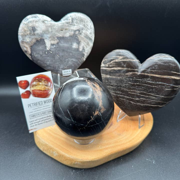 3 pezzi di cuore e sfera in legno pietrificato con supporto H251 per la vendita all'ingrosso da parte di The 7 Directions