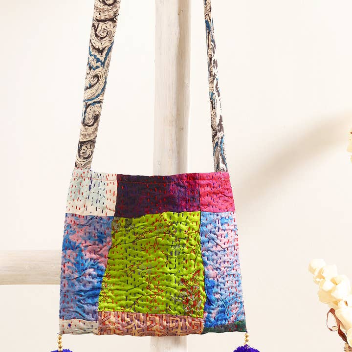 Sevya Handmade – wholesale Axelväska - Dam – Silkesväska Kantha med pom pom-detaljer3