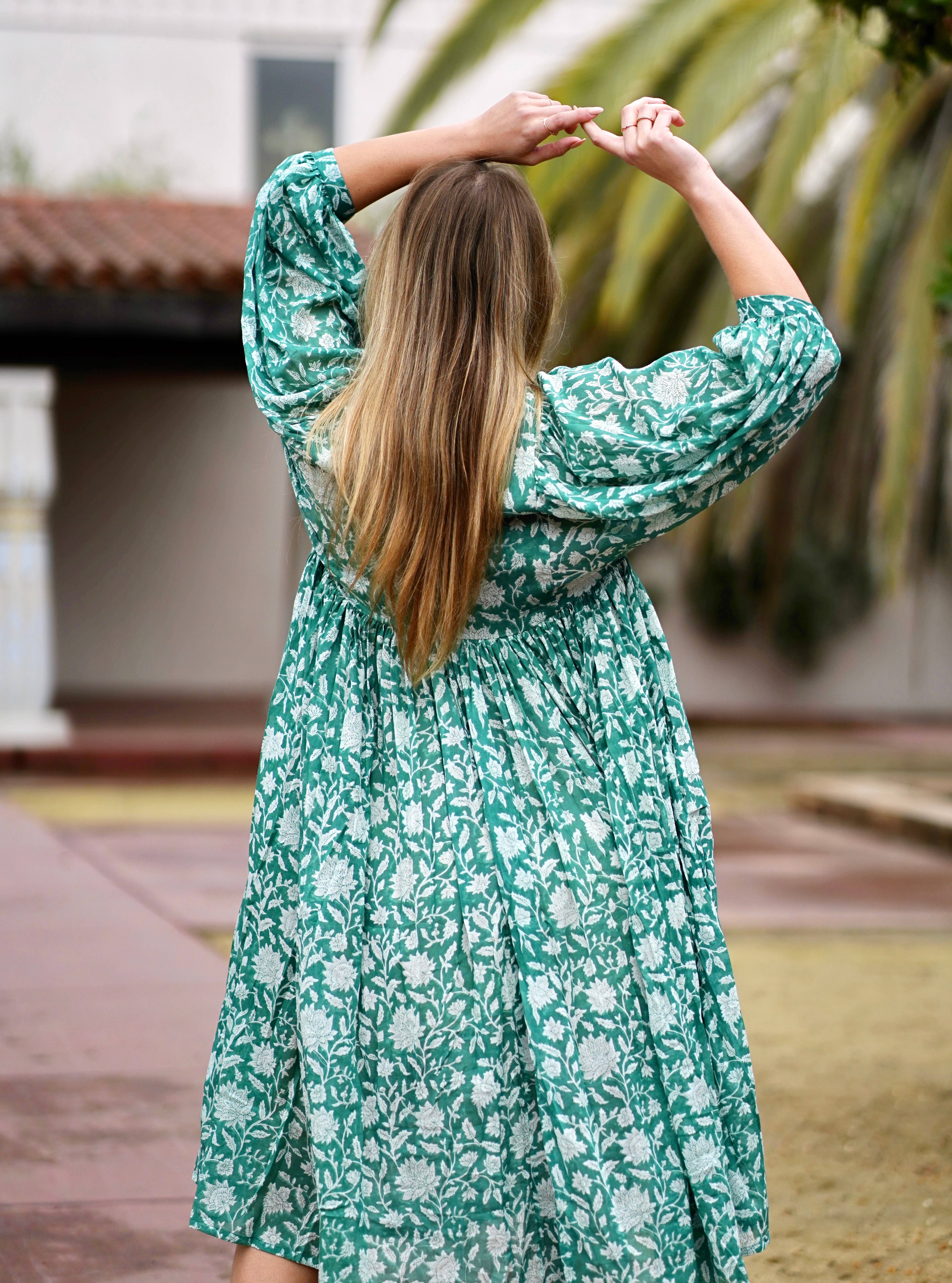 Bosque Verde Vestido midi Mylah con estampado en bloques, color verde bosque de venta al por mayor en Faire7