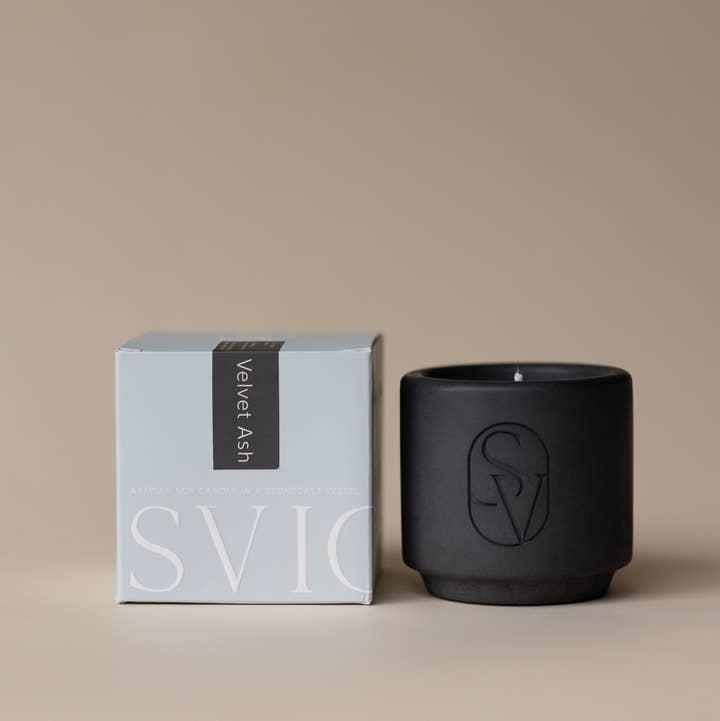 SVICHKA - Wholesale Pot/gevulde kaars - Houtskoolzwarte Kaars in Ambachtelijke Betonnen Pot — Fluweel As