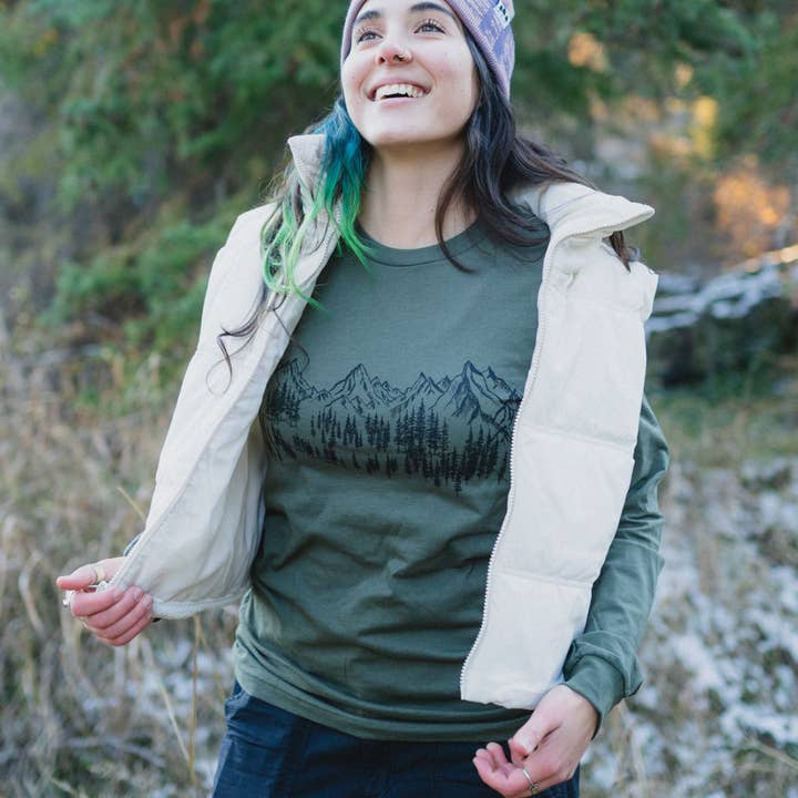 T-shirt à manches longues unisexe Mountain Sketch - Vert militaire pour la vente par The Montana Scene