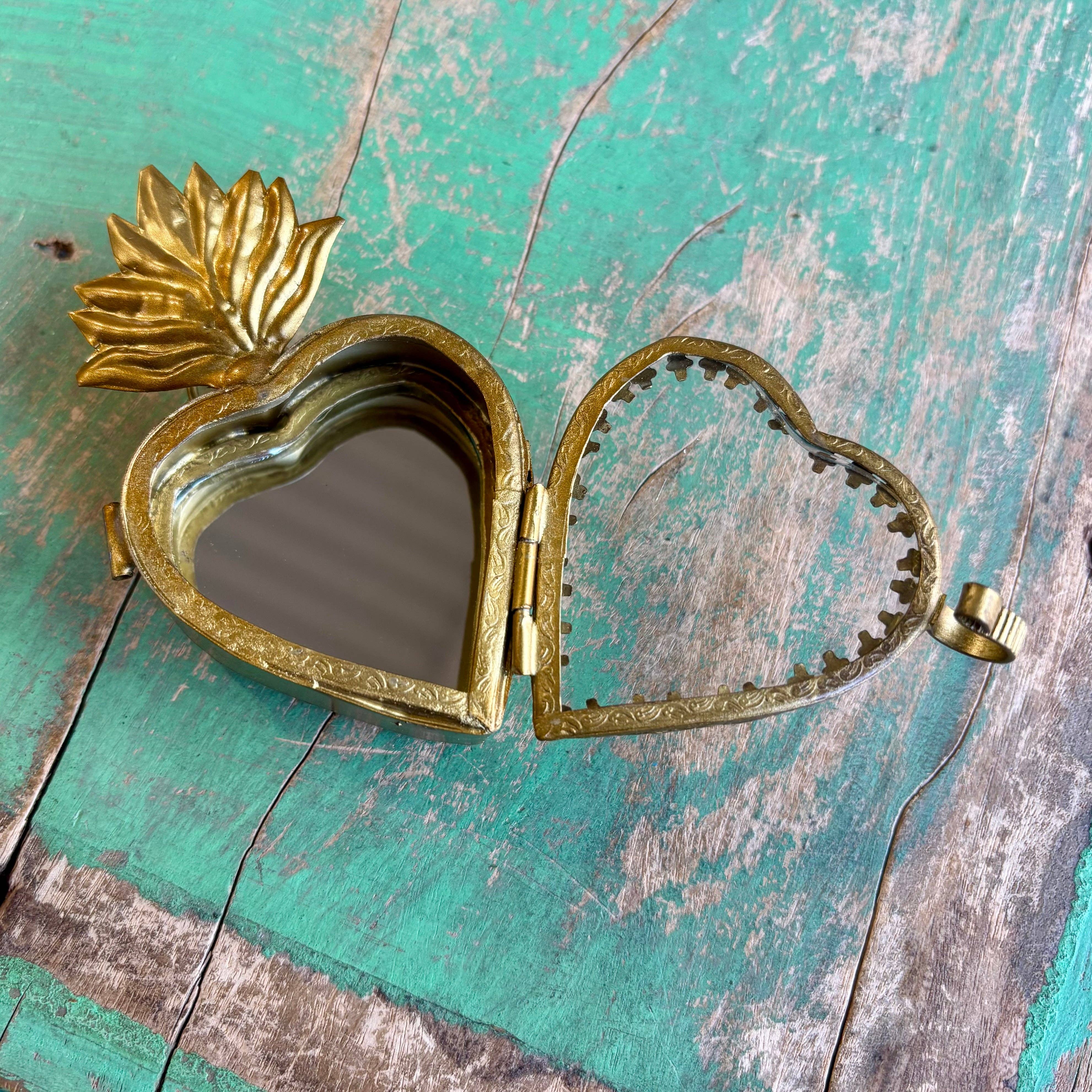 Love and Honor Jesus LLC – wholesale Decorative box – Glass Sacred Heart Boxes1