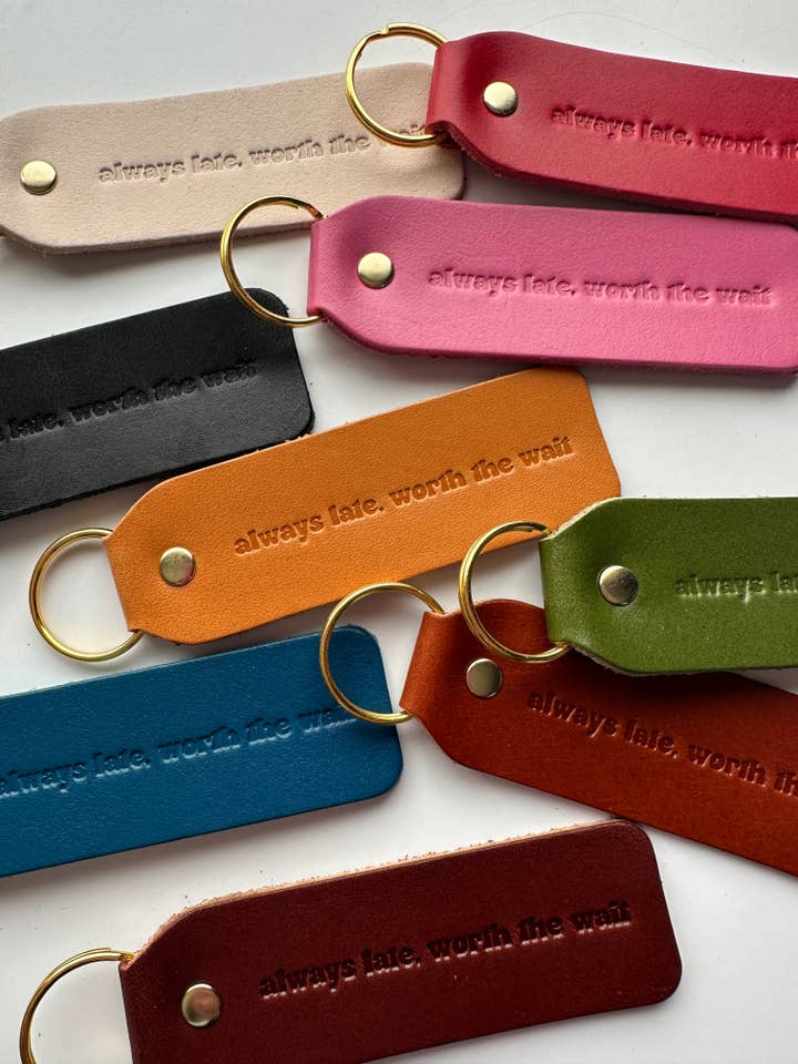 "Llegar tarde siempre, vale la pena esperar" Llavero para venta al por mayor de Twin Sparrow