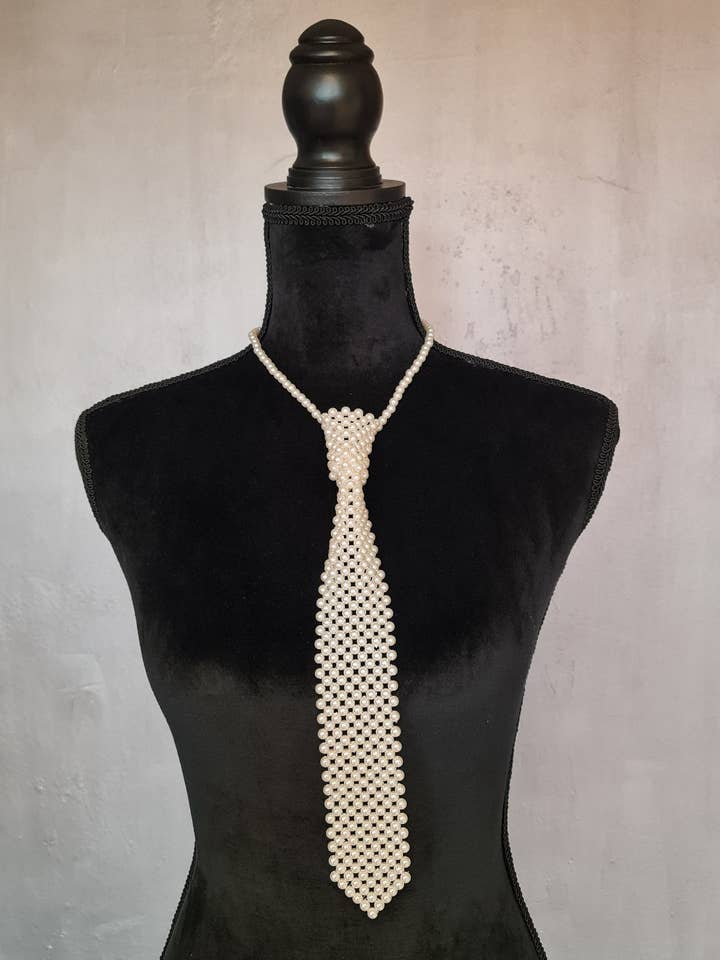 Perlu Drauge hvid slips i kontor- og punkstil for engroshandel hos Simple Moderne