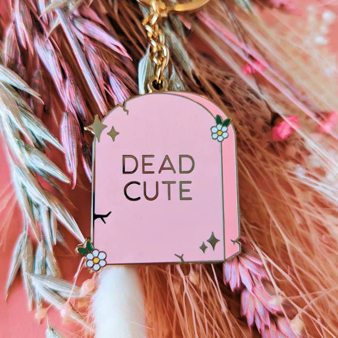 Død sød gravsten nøglering for engroshandel hos Quinn's Pins