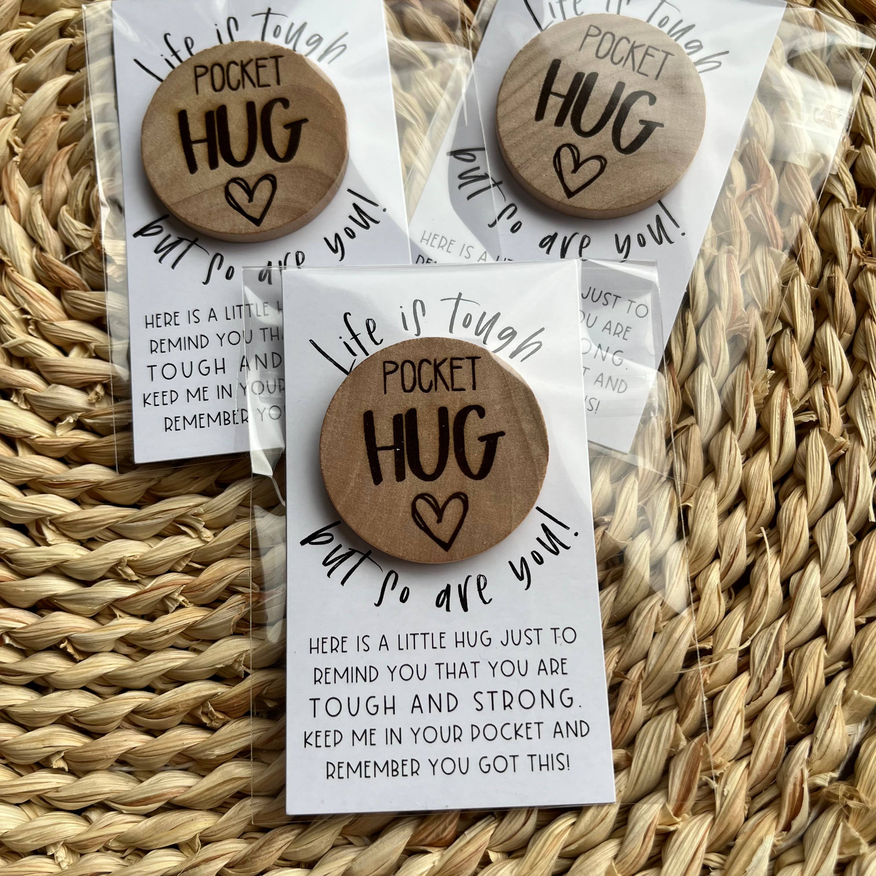 Handmade by Hammero - Venta al por mayor Moneda/objeto de coleccionista - Abrazo de Bolsillo "La Vida es Dura" - Ficha Grabada en Madera3