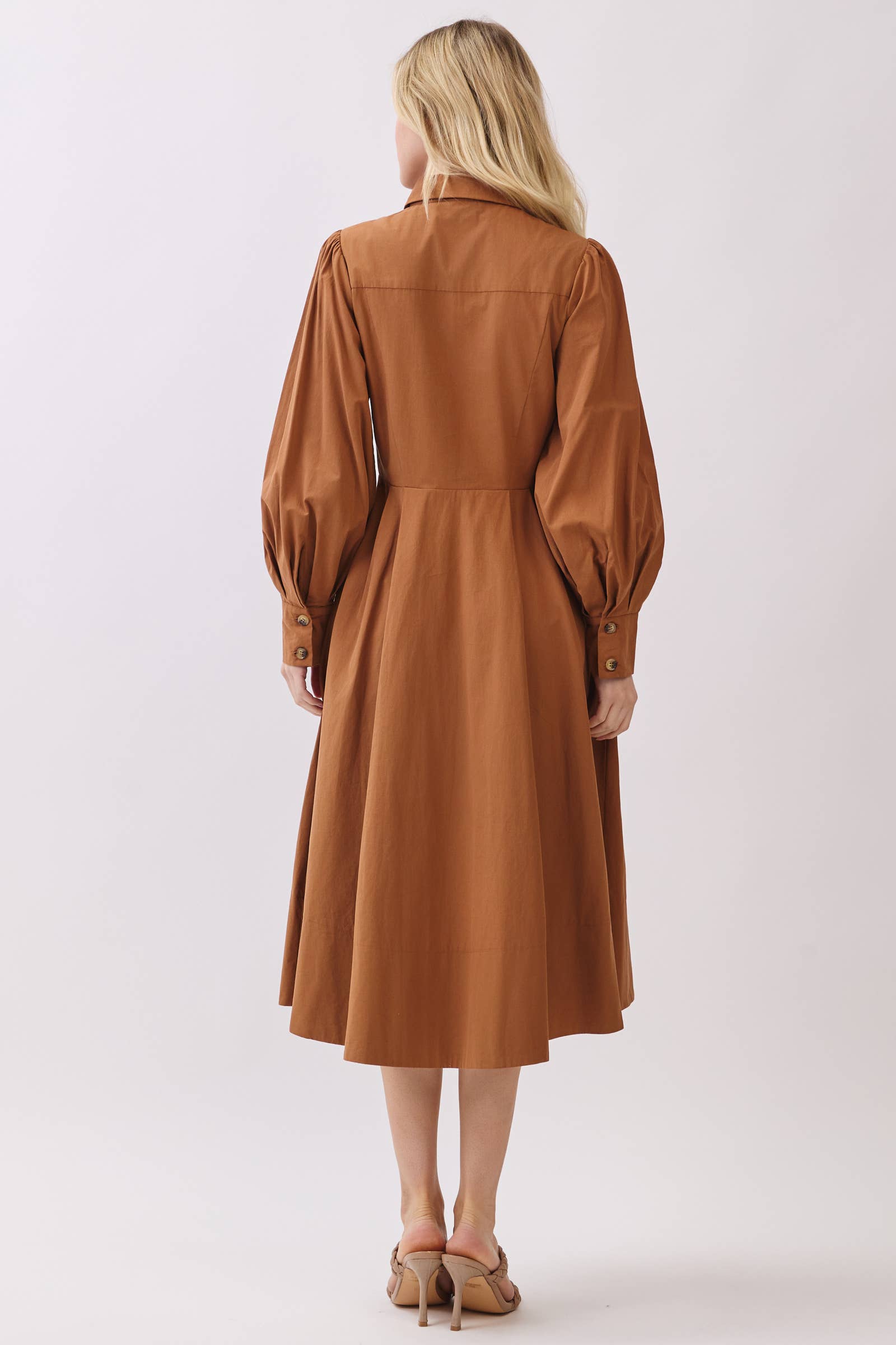 Calista – wholesale Klänning - Dam – MIDI-KLÄNNING MED KRAGE OCH LÅNGÄRMAD KNAPPSTÄNGNING - VD60834