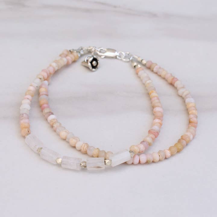 Bracelet à double brin en opale rose et quartz pour la vente par Plumage Jewelry