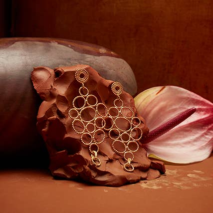 Die Pebble Wire Ohrringe für den Großhandel von Christine Bekaert, Jewelry that tells a story