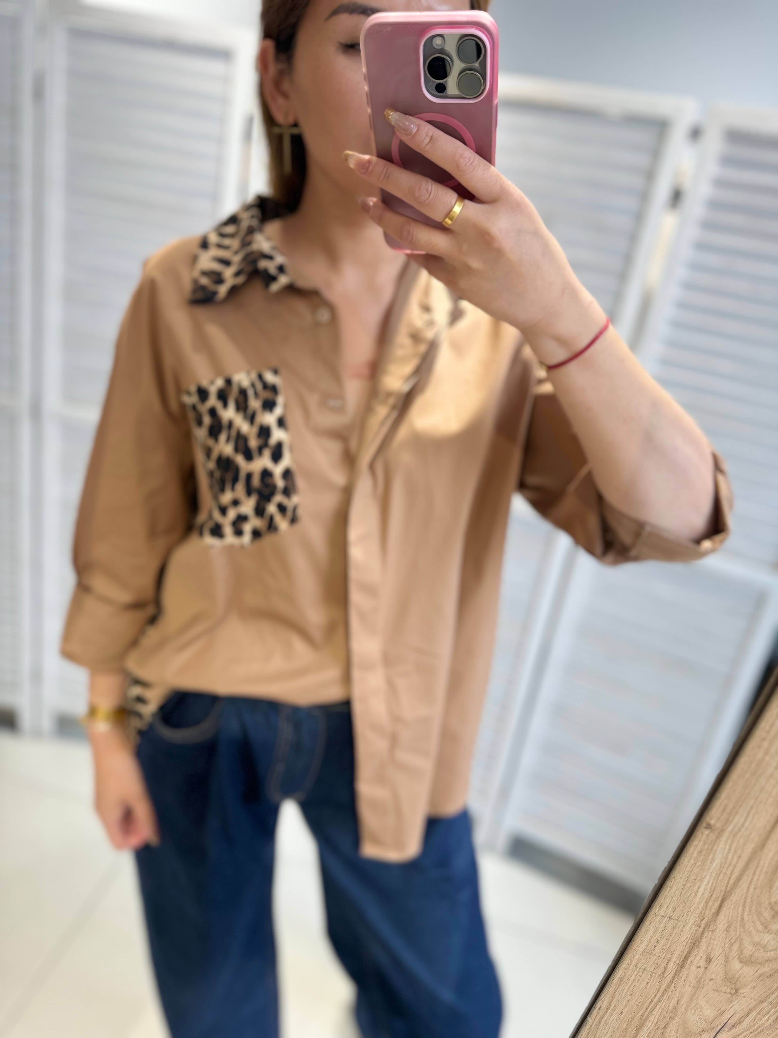 VICTORIA&ISAAC – Camisa com botões no colarinho – Mulher por atacado – Camisa com gola estampada animal - M279castanho2