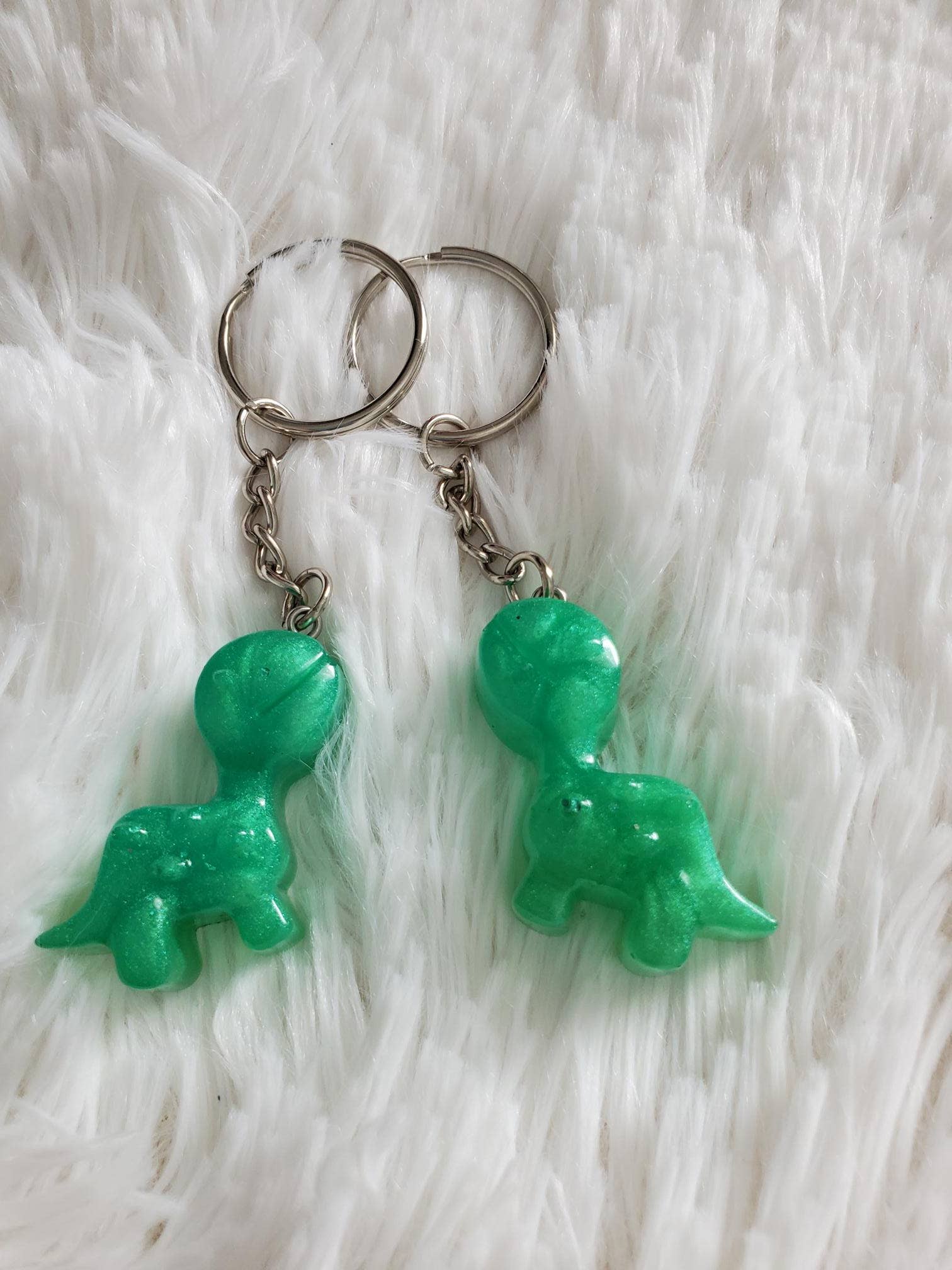 Tots And Tumblers Art - Venta al por mayor Llavero - Niños - Llavero de resina de dinosaurio, llavero tipo mochila16