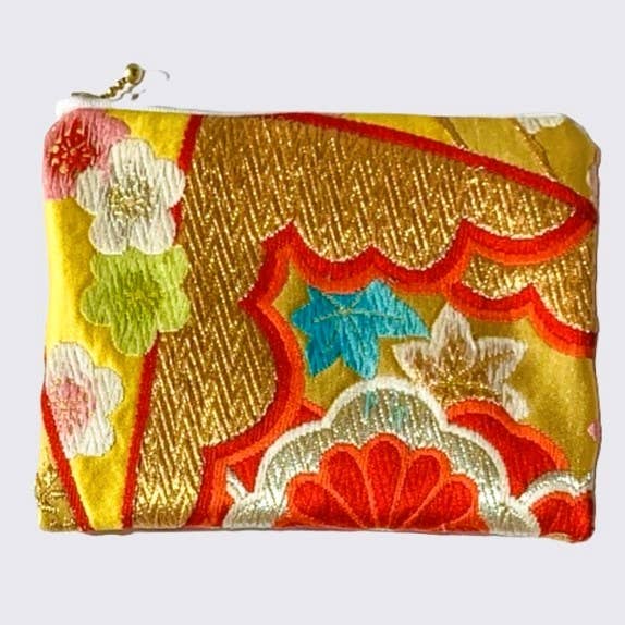 Pochettes en soie florale de kimono japonais Pochettes vintage en kimono Pochette à fermeture éclair Tissu de kimono Accessoires de kimono Pochette faite à la main Kimono vintage Kimono recyclé Pochette de voyage traditionnelle japonaise Pochette à fermeture éclair colorée Pochette de voyage colorée Organisateur de sac pour la vente par House of Shokunin