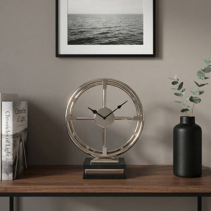 Högkvalitativ bordsur i polerad nickel, öppen ringdesign, marmorsockel, H.38 cm för wholesale av Antikas