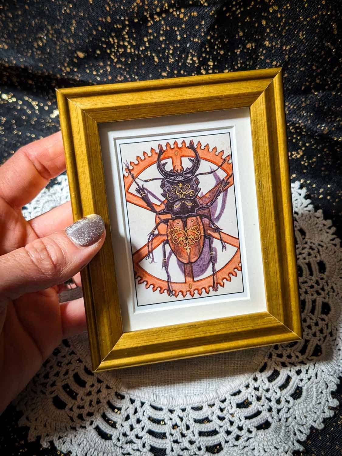 Studio Umbralux - Wholesale Kunstprint - Mini-afdruk van een hertkever met gouden lijst1