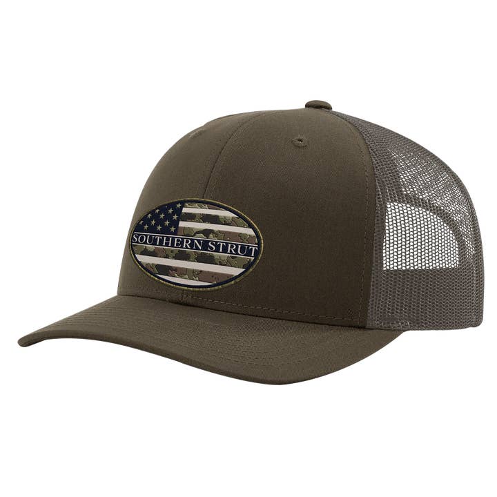 Southern Strut – Großhandel Trucker-Cap – Unisex – Camo Amerikanische Flagge Oval Patch Trucker Hut