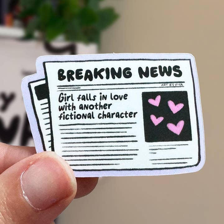 Ultime Notizie Ragazza Si Innamora Di Un Altro Personaggio Fittizio Adesivo Opaco, Adesivi Carini per Kindle, Lettore di Romanzi Libreschi. per la vendita all'ingrosso da parte di Art by Viva