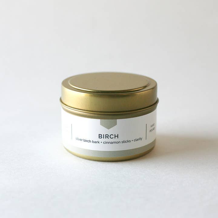 Candela di soia in latta da viaggio BIRCH Gold – Betulla, Cedro + Cannella, Versata a mano (4 oz) per la vendita all'ingrosso da parte di Vacant Wheel