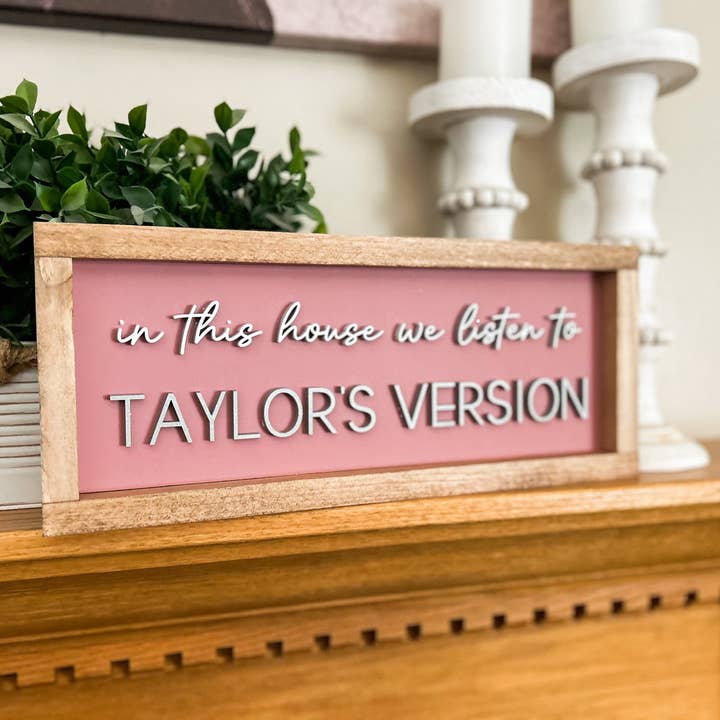 Three Bees Decor - Wholesale Sign - In this house we listen to Taylor's Version