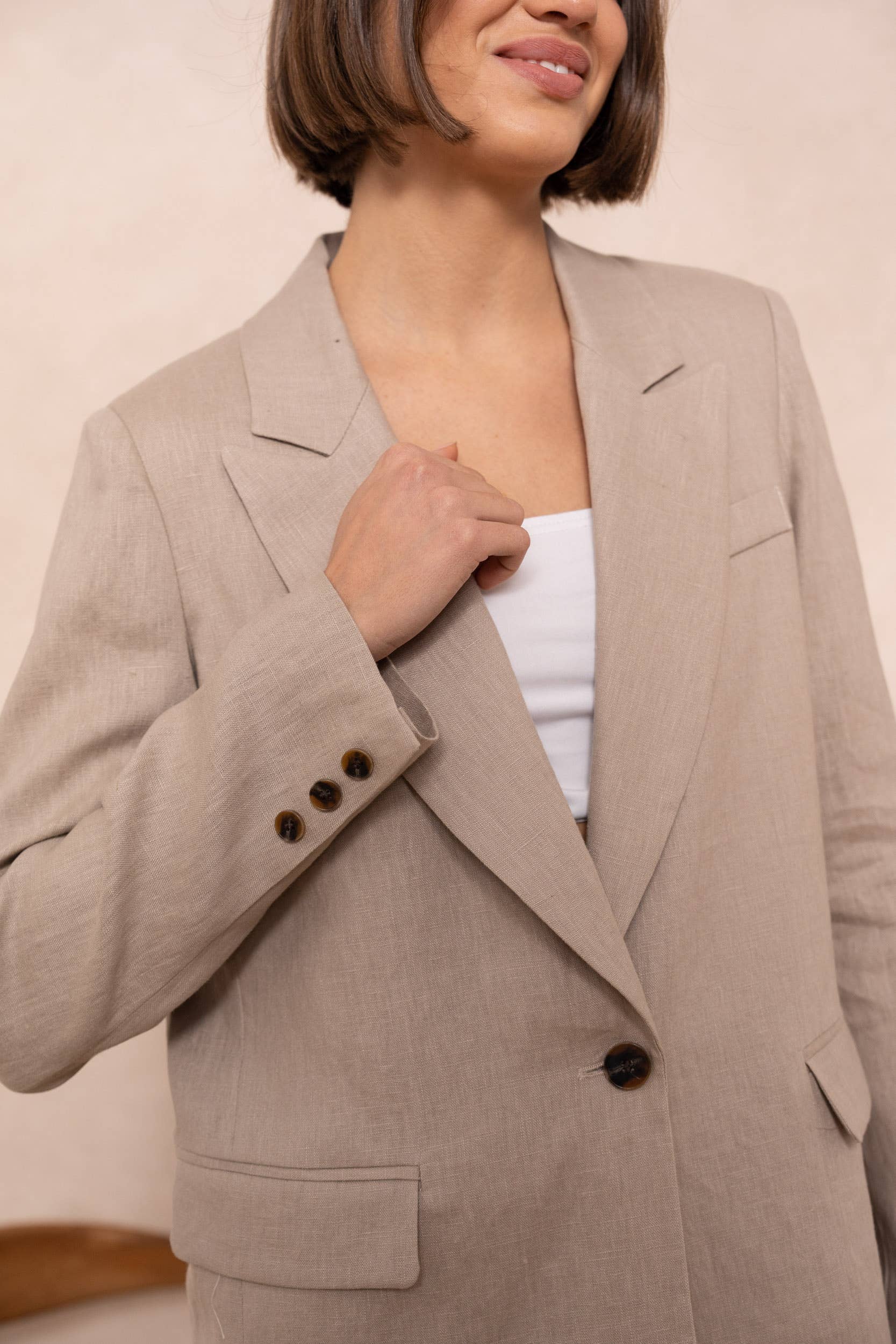 Attentif Paris - Venta al por mayor Blazer - Mujer - [De lino] Chaqueta blazer de corte recto en lino de calidad superior16